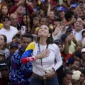 La líder opositora venezolana, María Corina Machado, se dirige a sus simpatizantes durante una protesta contra el presidente Nicolás Maduro en Caracas, Venezuela, el día antes de su investidura para un tercer mandato, el 9 de enero de 2025. (Foto APAriana Cubillos).