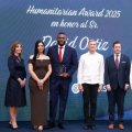 David Ortiz, centro, sostiene su reconocimiento “El Humanitarian Award 2025” junto a otras personalidades.