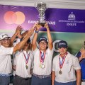 Los directivos de Fedogolf, Inefi y Banreservas, entregan la copa de campeones al Saint Joseph School, ganadores del Torneo Intercolegial
