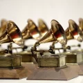 Los premios Grammy se exhiben en el Museo Grammy del Prudential Center en Newark, Nueva Jersey, el 10 de octubre de 2017. (Foto AP/Julio Cortez, Archivo)