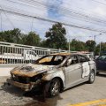 Vehículo calcinado tras devastador incendio