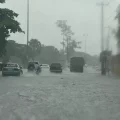 Los efectos de la vaguada, en varios niveles de la troposfera, comenzaron a sentirse la tarde de este jueves en gran parte de Santo Domingo con lluvias fuertes, tormentas eléctricas y ráfagas de vientos.