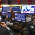 En el cómputo semanal, el S&P 500 ha subido un 4,5 %, el Dow Jones un 3 % y el Nasdaq, un 1,5 %.