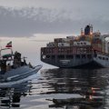 Irán dijo que incautó ayer dos buques en Ormuz.  AP
