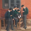 Varios estudiantes revisan sus teléfonos celulares en un complejo escolar de Srinagar, en la parte de Cachemira controlada por India