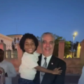 Presidente Abinader vive emotivo encuentro con niño durante recorrido en la Zona Colonial
