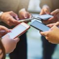 Personas sostienen sus celulares