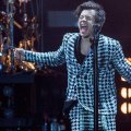 Video| Harry Styles es golpeado por objeto lanzado en pleno concierto