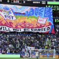Los hinchas desvelan una pancarta para el Partido del Orgullo entre los Seattle Sounders y el Austin FC