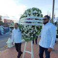 El presidente de Efemérides Patrias y el alcalde de El Seibo, mientras llevan la ofrenda floral para colocarla en la tarja.