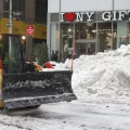 Labores de retirada de nieve en las inmediaciones de la Bolsa de Nueva York, este lunes. EFE