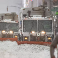 Las máquinas quitanieves limpian una calle mientras comienza a nevar durante una gran tormenta invernal que azota una amplia franja de Estados Unidos, en la ciudad de Nueva York, el 25 de enero de 2026. © Jeenah Moon / Reuters