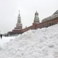 Personas caminan por la Plaza Roja tras una nevada récord en Moscú.