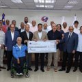 El ministro de Deportes, Kelvin Cruz, entrega un símil de un cheque de 250 millones de pesos a las Federaciones Deportivas para preparar sus atletas para los Juegos 2026.