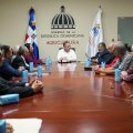 El ministro Oliverio Espaillat en reunión con comerciantes.