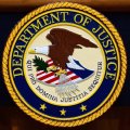 El logotipo del Departamento de Justicia de Estados Unidos, en un podio antes de una conferencia de prensa, el 6 de mayo de 2025, en la sede del organismo, en Washington. (AP Foto/Julia Demaree Nikhinson, Archivo)