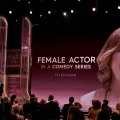 Seth Rogen acepta el premio a la mejor interpretación femenina en na serie de comedia para The Studio en nombre de Catherine O’Hara