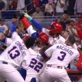 Jugadores de la selección de República Dominicana celebran después de vencer a Holanda por la vía del nocaut en el Clásico Mundial de Béisbol.