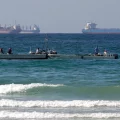 Pescadores trabajan frente a buques tanque al sur del estrecho de Ormuz, el 19 de enero de 2012, frente a la ciudad de Ras Al Khaimah, Emiratos Árabes Unidos. (AP Foto/Kamran Jebreili, archivo)