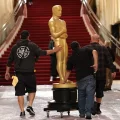 Trabajadores transportan una estatuilla del Oscar por la alfombra roja. EFE/EPA/John G. Mabanglo