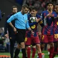 Jugadores del Barcelona protestan ante el arbitro