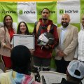 Para incentivar la participación en los cursos, se realizó una ceremonia de reconocimiento dirigida a conductores que utilizan motocicletas, en la que se entregaron cascos homologados, bonos de combustible y certificados donados por InDrive.