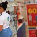 Analistas de Publicidad y Precios de Pro Consumidor observan ofertas de productos en una tienda de la capital.