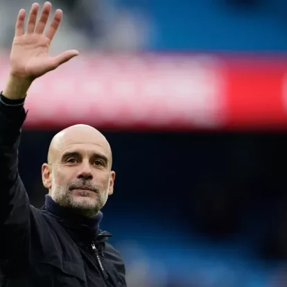 El técnico del Manchester City Pep Guardiola al final del partido contra Brentford en la Liga Premier, el sábado 9 de mayo de 2026, en Manchester. (AP Foto/Dave Thompson)