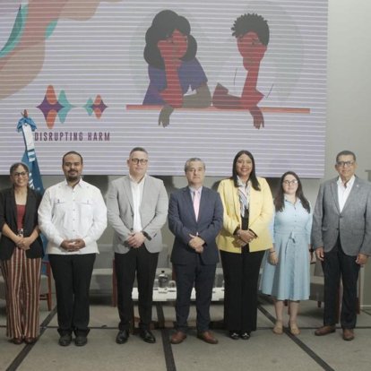 Carlos Carrera junto a Mildred Martínez, Sandra Herrera, Isaac Emmanuel Vásquez, Armando Díaz, Mildred Samboy y Geny Lozada.