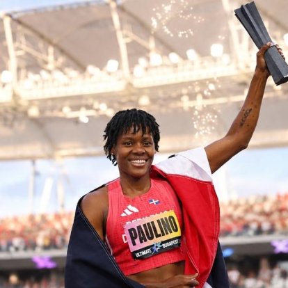 Marileidy Paulino levanta su trofeo.