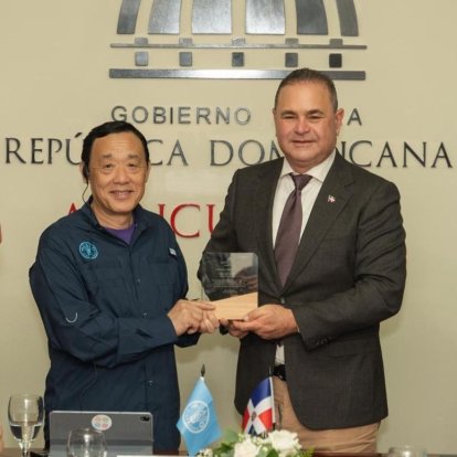 Francisco Oliverio Espaillat Bencosme le entregó una placa a Qu Dongyu, director general de la FAO.