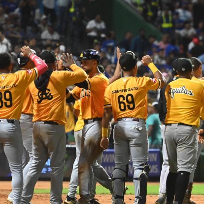 Los jugadores de las Aguilas del Cibao se felicitan luego de hacer un rally de cuatro vueltas en el sexto episodio. (Hoy/Alberto Calvo)