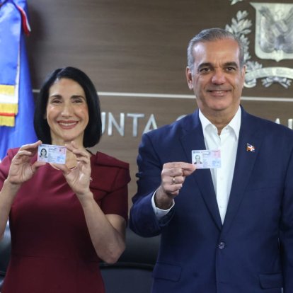 Luis Abinader y Raquel Arbaje reciben nueva cédula