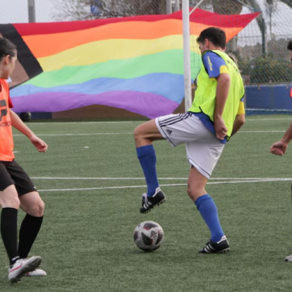 La efeméride surgida tras la historia de Justin Fashanu reabre el debate sobre los límites de la inclusión y el desafío de erradicar discriminaciones estructurales en el ámbito deportivo contemporáneo