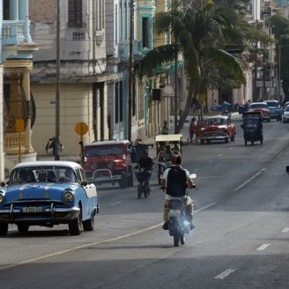 Fotografía de archivo de vehículos transitando por una avenida, en La Habana (Cuba).