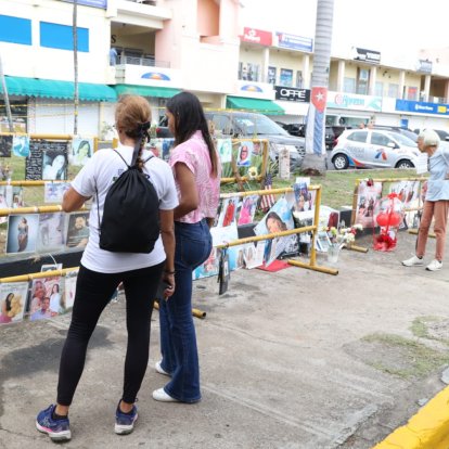 Las imágenes de algunos de los fallecidos están en la parte frontal del Jet Set.