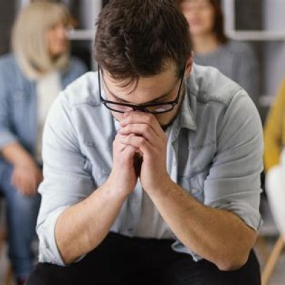 El cansancio social no significa falta de afecto hacia los demás, sino la necesidad de equilibrar la energía personal con las demandas externas.