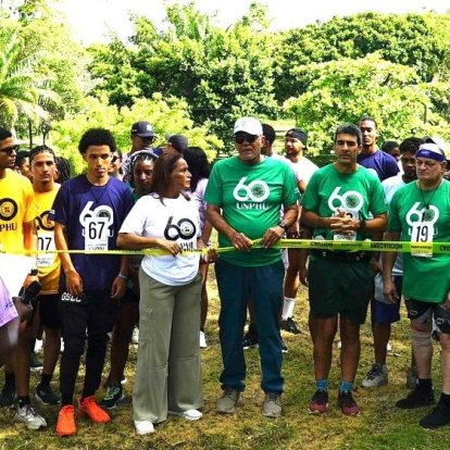 Decenas de egresados de la Universidad Nacional Pedro Henriquez Ureña (UNPHU), participaron en la tradicional Caminata Campo Travieso, como parte de las actividades del programa oficial de los Juegos Intramuros 2026, desarrollados en el marco del 60 aniversario de la institución académica. (Fuente externa)