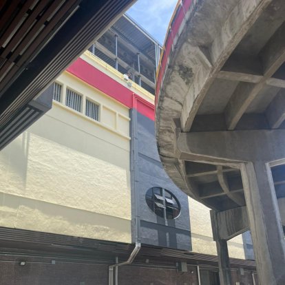 Hombre muere al caer de torre de parqueos de Plaza Central