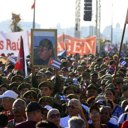 Personas asisten a un evento en apoyo al expresidente de Cuba Raúl Castro este viernes, en La Habana (Cuba). El oficialismo cubano saca músculo con un acto de respaldo a Raúl Castro, luego de la acusación de EE.UU. por el derribo de dos avionetas y la muerte de sus cuatro ocupantes hace 30 años y su calificación como 