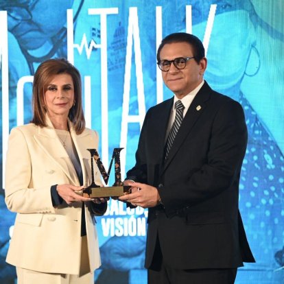 Senador Daniel Rivera recibe reconocimiento por su trayectoria durante el Meditalk Summit 2026