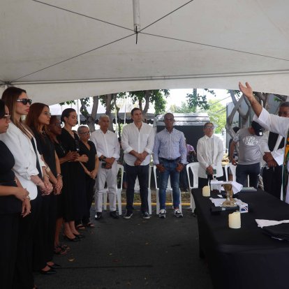 El padre Rogelio Cruz se ha mantenido oficiando misas desde el día en que ocurrió la tragedia, Arlennis Castillo.