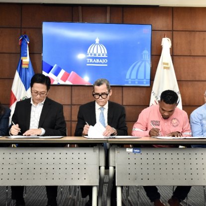 Firma del acuerdo en el Ministerio de Trabajo.