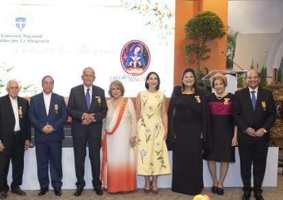 Mons. José Dolores Grullón, Mons. Santiago Rodríguez, Ing. Rafael (Tato) Bisonó Carmencita Cambiaso de Bisonó, Raquel Arbaje de Abinader, Sonia Villanueva de Brouwer, Velkys de Castaños, Julio César Castaños