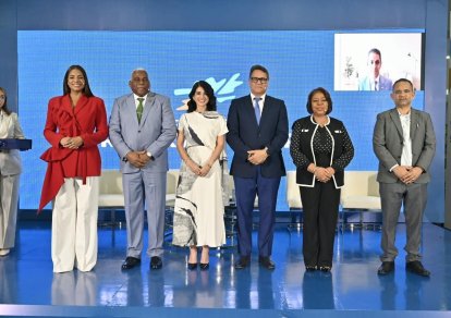 Yamily López, vicepresidenta ejecutiva de Fundación Reservas del País, junto a los panelistas, Paola Romero, Delano Noboa, Luis Rosario, Germania Luperón y Frankling Gómez, en la 5.ª Feria de Cooperativas y Asociaciones Aliadas Santo Domingo 2026.