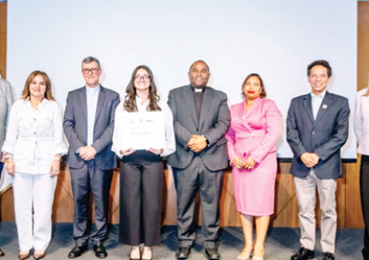 Alejandro Farach Abdallah, Grace Cochón, padre Jorge William,  Alexandra Villanueva, ganadora de primer  lugar; padre Andy Adony Mesa SJ, Ysabel Florentino, padre Eugenio Rivas SJ y Jatnna Tavárez.