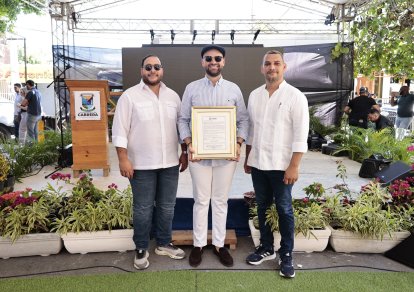 El alcalde Gabi Fernández y Jean Núñez, presidente del cómite organizador de Cabrera en Primavera, 2026, reconocieron al emprendedor José Miguel García por sus aportes y trayectoria profesional.