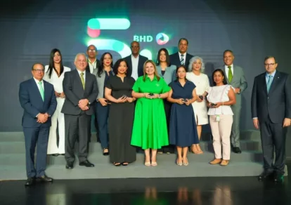 Ejecutivos con algunos de los colaboradores premiados.