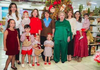 Bonita foto de la familia Lama durante la presentación de la Navidad.