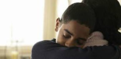 Niño abrazando a una persona,Niño abrazando a una persona